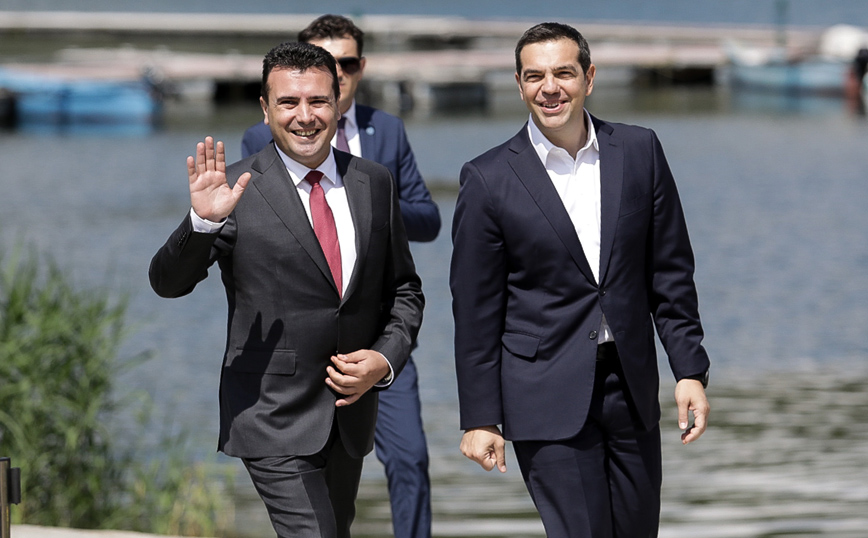 Ζόραν Ζάεφ και Αλέξης Τσίπρας στις Πρέσπες Ζόραν Ζάεφ και Αλέξης Τσίπρας στις Πρέσπες