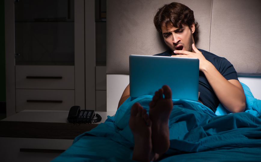 Άνθρωπος παρακολουθεί πορνό στον υπολογιστή Άνθρωπος παρακολουθεί πορνό στον υπολογιστή