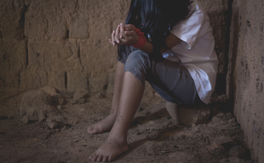 Φρίκη στην Κατάνια: Βίασαν ομαδικά 13χρονη σε δημόσιες τουαλέτες &#8211; Ανάγκασαν τον φίλο της να βλέπει