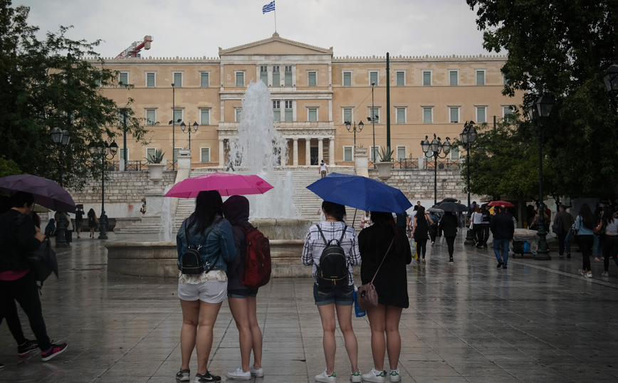 Καιρός: Σάββατο με τοπικές μπόρες και άνοδο της θερμοκρασίας