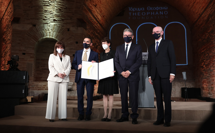 Το Ίδρυμα Θεοφανώ βράβευσε τους Ογκούρ Σαχίν και Εζλέμ Τουρετσί – «Η τεχνολογία mRNA σηματοδοτεί μια νέα εποχή»