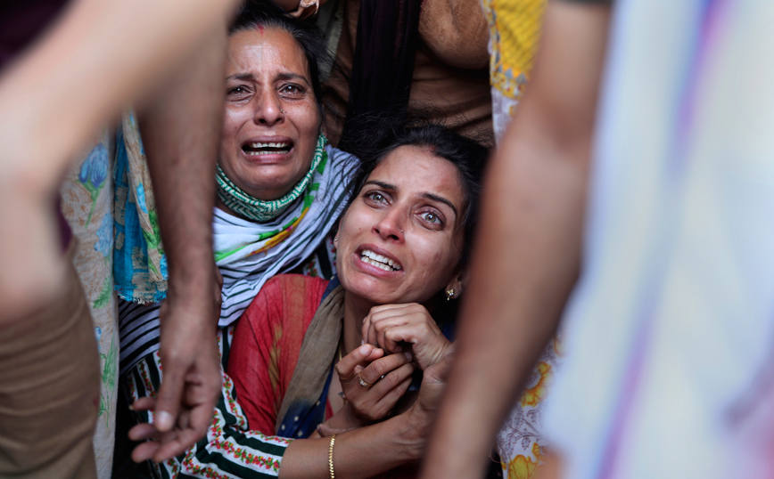 Γυναίκα θρηνεί στο Κασμίρ Γυναίκα θρηνεί στο Κασμίρ