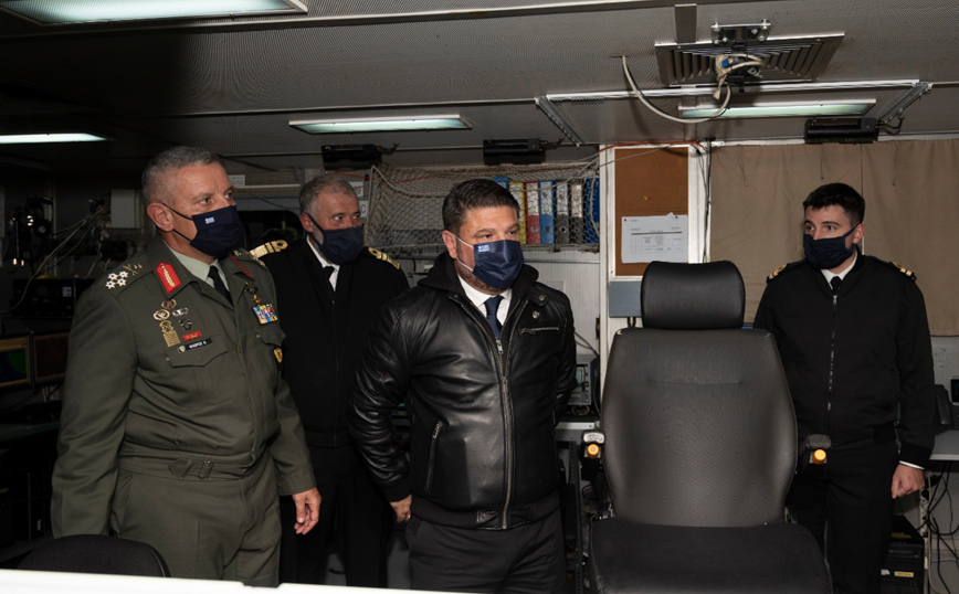 Ο Χαρδαλιάς στο ναύσταθμο της Σαλαμίνας