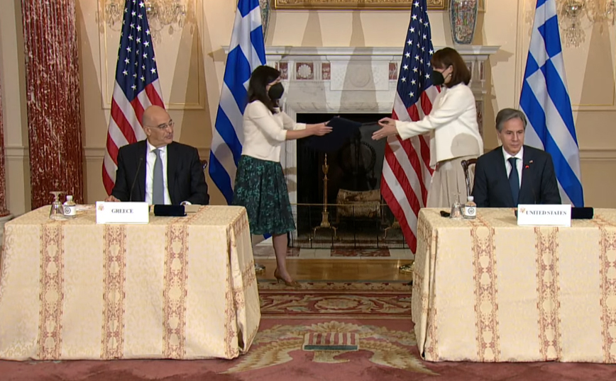 Υπογραφή της αμυντικής συμφωνίας από τον Νίκο Δένδια και τον Άντονι Μπλίνκεν Υπογραφή της αμυντικής συμφωνίας από τον Νίκο Δένδια και τον Άντονι Μπλίνκεν