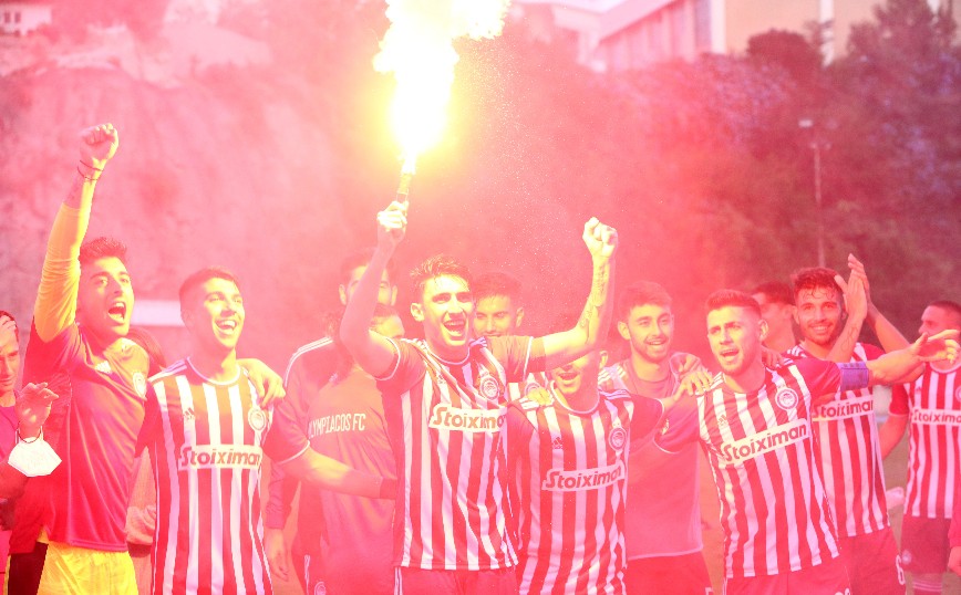 Super League 2: Με καπνογόνα γιόρτασαν οι παίκτες του Ολυμπιακού Β τη νίκη επί του ΠΑΟΚ Β