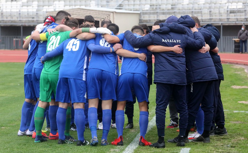 Απίστευτο περιστατικό στη Super League 2: Με 10 παίκτες άρχισε το ματς η Καβάλα – Ο 11ος έδινε μάθημα από τα αποδυτήρια