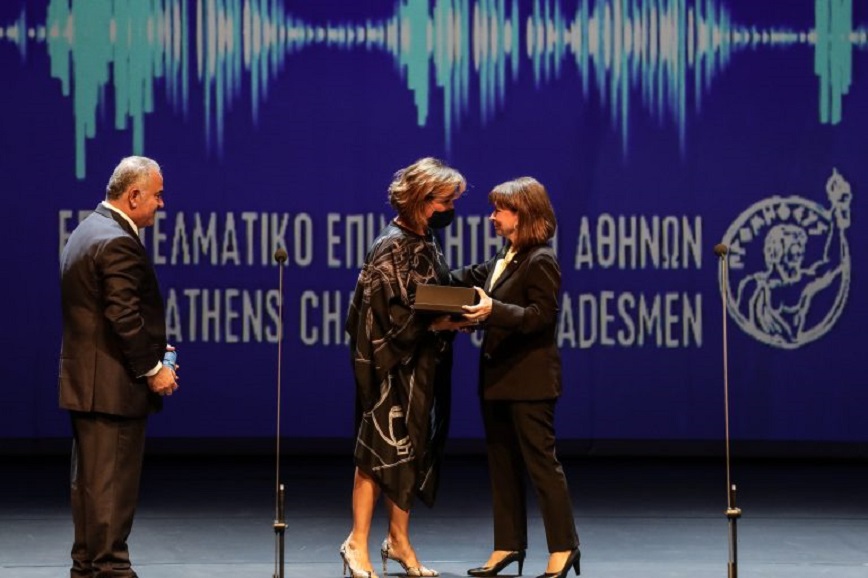 Η Πρόεδρος της Δημοκρατίας Κατερίνα Σακελλαροπούλου απένειμε στην Καθηγήτρια της Ιατρικής Σχολής του Πανεπιστημίου Αθηνών Αναστασία Κοτανίδου το ειδικό βραβείο της διοργάνωσης για την προσφορά της στην αντιμετώπιση της πανδημίας Η Πρόεδρος της Δημοκρατίας Κατερίνα Σακελλαροπούλου απένειμε στην Καθηγήτρια της Ιατρικής Σχολής του Πανεπιστημίου Αθηνών Αναστασία Κοτανίδου το ειδικό βραβείο της διοργάνωσης για την προσφορά της στην αντιμετώπιση της πανδημίας