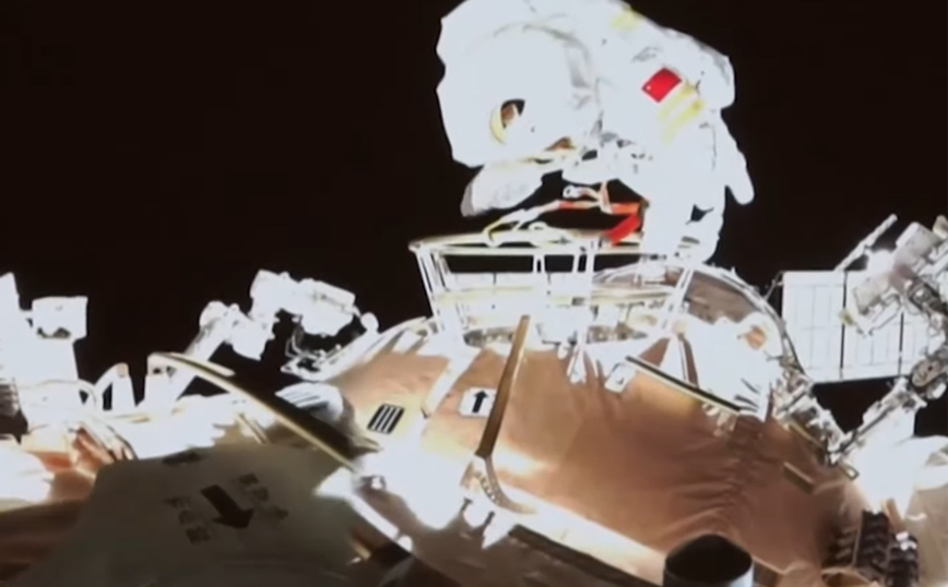 Πρώτος διαστημικός περίπατος 6,5 ωρών από μια Κινέζα αστροναύτισσα