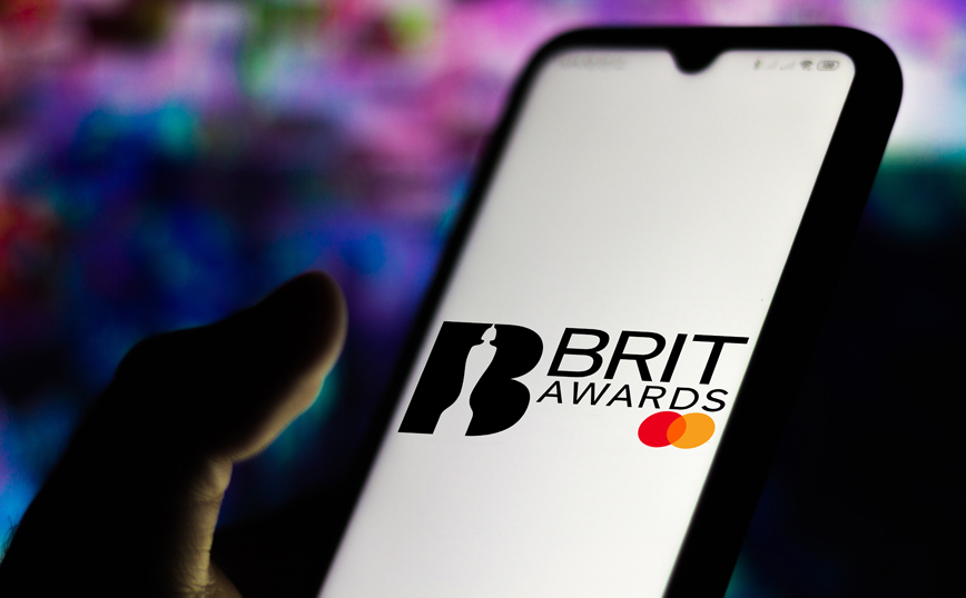 Τα BRIT Awards καταργούν τις κατηγορίες άνδρα και γυναίκας και εισάγουν τις ουδέτερες