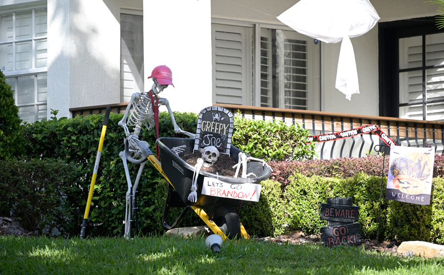 Στολισμός για το Halloween με το σύνθημα Let's Go Brandon έξω από σπίτι στη Φλόριντα Στολισμός για το Halloween με το σύνθημα Let's Go Brandon έξω από σπίτι στη Φλόριντα