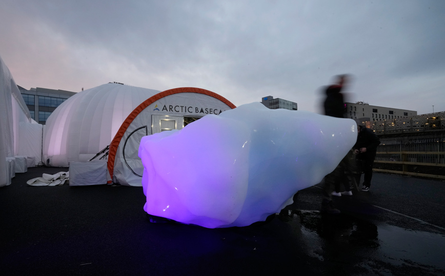 Παγόβουνο έχει τοποθετηθεί κοντά στο σημείο όπου γίνεται η σύνοδος COP26 στη Γλασκώβη Παγόβουνο έχει τοποθετηθεί κοντά στο σημείο όπου γίνεται η σύνοδος COP26 στη Γλασκώβη