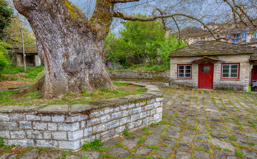Η πλατεία στο Δίλοφο Η πλατεία στο Δίλοφο