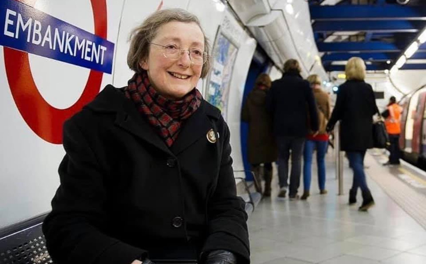 Η Μάργκαρετ στον σταθμό του Μετρό στο Λονδίνο Η Μάργκαρετ στον σταθμό του Μετρό στο Λονδίνο