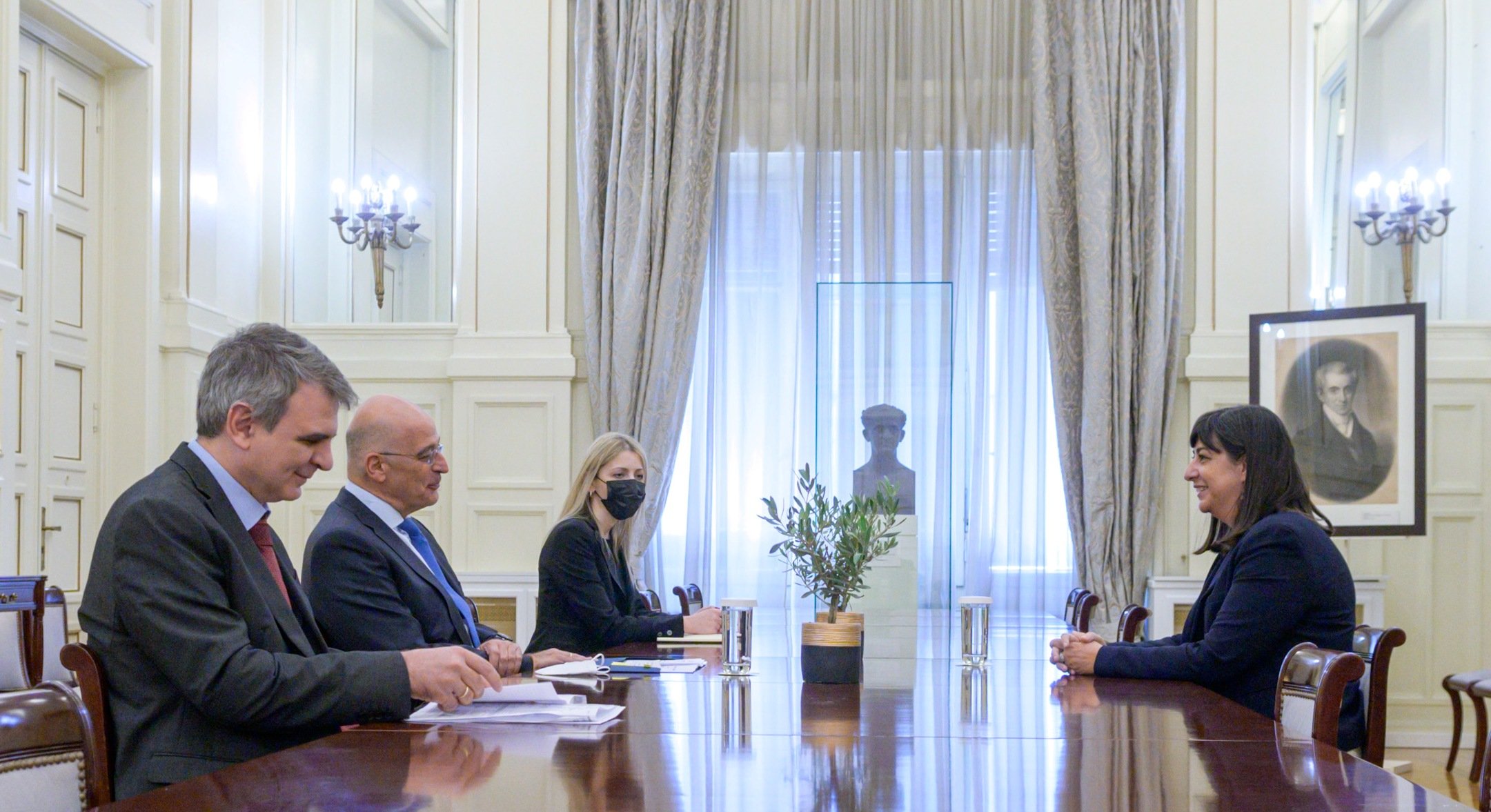 Τη νέα πρέσβη του Λουξεμβούργου στην Ελλάδα υποδέχθηκε στο γραφείο του ο Νίκος Δένδιας