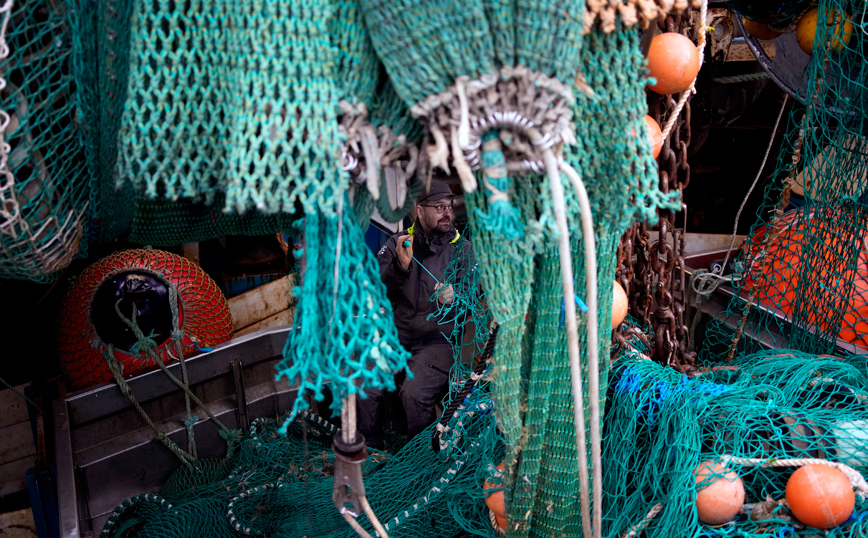 Γάλλος ψαράς πίσω από τα δίχτυα Γάλλος ψαράς πίσω από τα δίχτυα