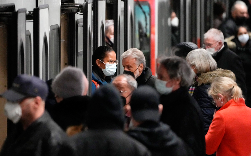 Σκληραίνουν τα μέτρα στη Γερμανία: Πρόσβαση σε εργασία και ΜΜΜ με πιστοποιητικό εμβολιασμού – νόσησης ή αρνητικό τεστ