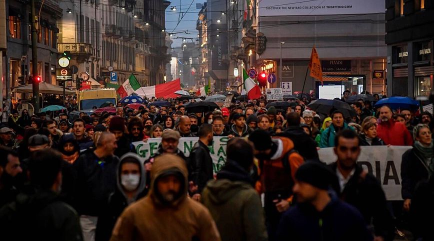 Ιταλία: Στους δρόμους 8.000 αντιεμβολιαστές – Τους απαγόρευσαν την είσοδο στην κεντρική πλατεία της Τεργέστης