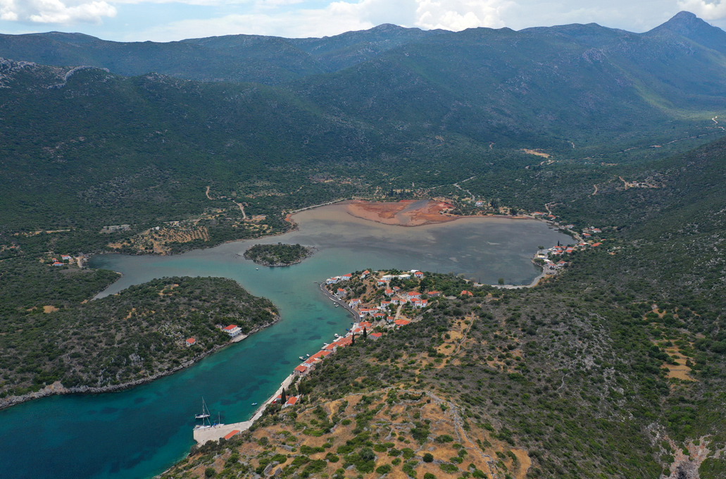 Γέρακας: Το φιόρδ στη Λακωνία που αποπνέει γαλήνη και ηρεμία