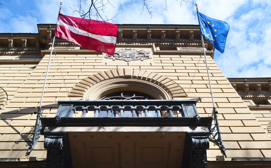 Κορονοϊός: Η Λετονία απαγορεύει στους ανεμβολίαστους βουλευτές να ψηφίζουν