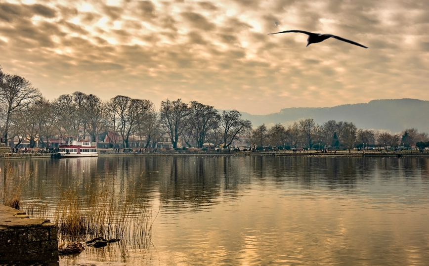 Η λίμνη Παμβώτιδα στα Ιωάννινα Η λίμνη Παμβώτιδα στα Ιωάννινα
