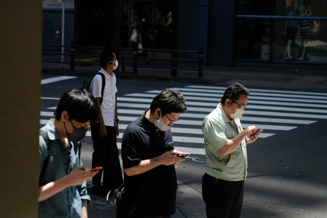 Άνθρωποι κοιτάζουν την οθόνη του κινητού τους Άνθρωποι κοιτάζουν την οθόνη του κινητού τους