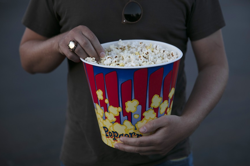Το να τρως ποπκορν την ώρα της ταινίας χαλάει τη διασκέδαση, λέει νέα έρευνα