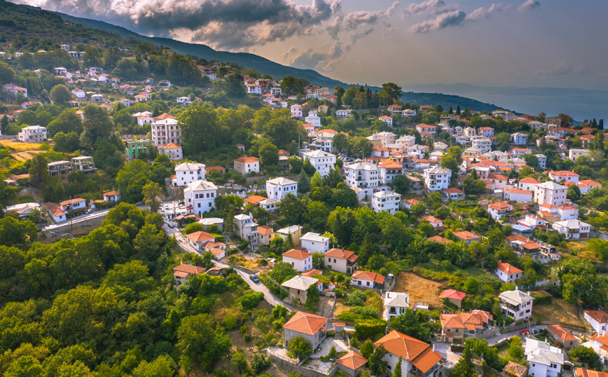 Χειμερινοί Προορισμοί: Πέντε χωριά που θα σας κάνουν να πάρετε τα βουνά