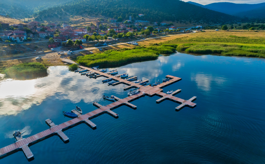 Το γραφικό λιμανάκι στους Ψαράδες Το γραφικό λιμανάκι στους Ψαράδες