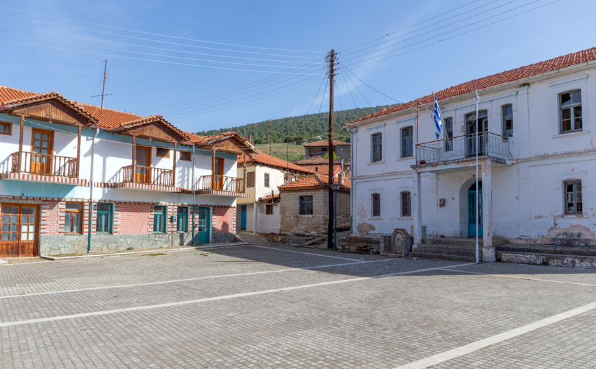 Η πλατεία στους Ψαράδες Η πλατεία στους Ψαράδες