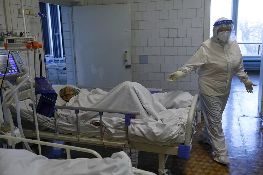 Ρωσία: Οι γιατροί προσπαθούν να μεταπείσουν διάσημους και πολιτικούς αρνητές να κάνουν το εμβόλιο