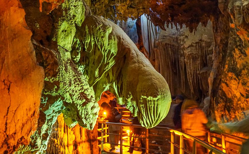 Το Σπήλαιο των Λιμνών στα Καλάβρυτα Το Σπήλαιο των Λιμνών στα Καλάβρυτα