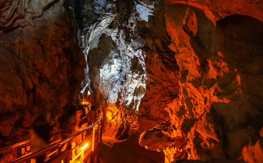 Το Σπήλαιο των Λιμνών στα Καλάβρυτα Το Σπήλαιο των Λιμνών στα Καλάβρυτα
