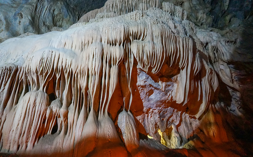 Το Σπήλαιο των Λιμνών στα Καλάβρυτα Το Σπήλαιο των Λιμνών στα Καλάβρυτα