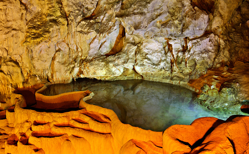 Το Σπήλαιο των Λιμνών στα Καλάβρυτα Το Σπήλαιο των Λιμνών στα Καλάβρυτα