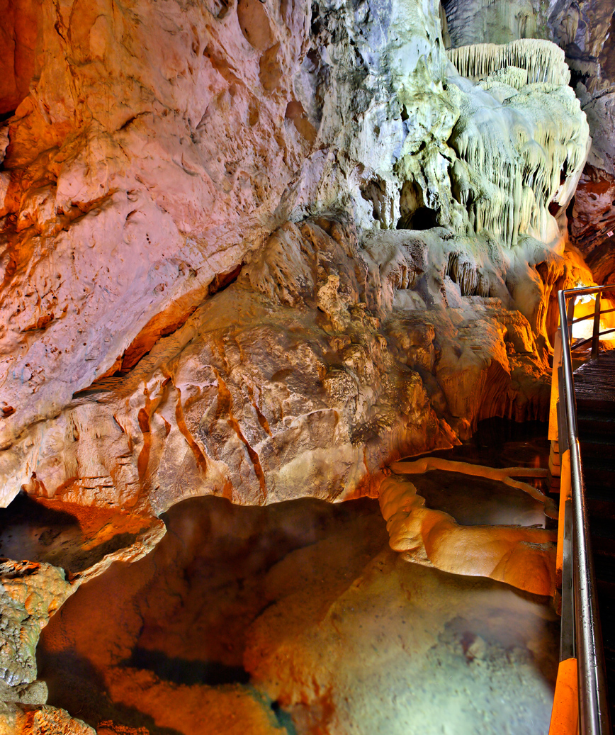 Το Σπήλαιο των Λιμνών στα Καλάβρυτα Το Σπήλαιο των Λιμνών στα Καλάβρυτα