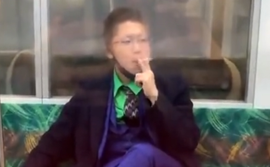 Τρόμος σε τρένο στο Τόκιο: Ντυμένος σαν τον Joker, ο δράστης κάπνισε νευρικά λίγο μετά την επίθεση
