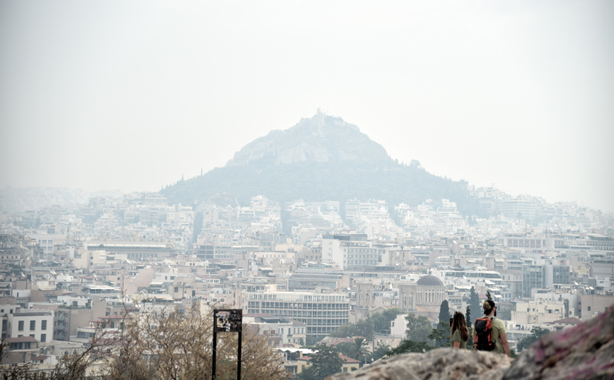 Θολό τοπίο στην Αθήνα λόγω της ατμοσφαιρικής ρύπανσης