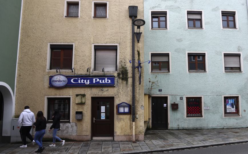 Νέοι έξω από κλειστή pub στη Γερμανία