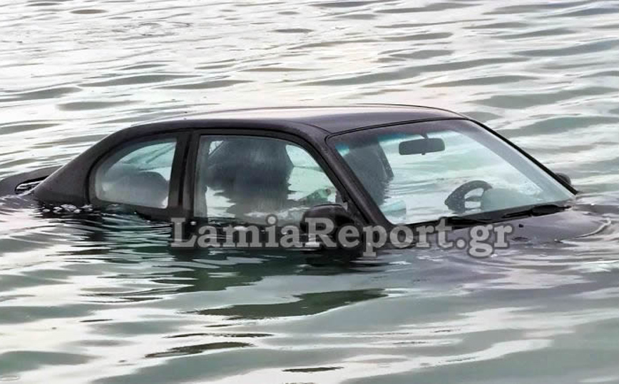 Έπεσε αυτοκίνητο στη θάλασσα στο Θεολόγο Φθιώτιδας Έπεσε αυτοκίνητο στη θάλασσα στο Θεολόγο Φθιώτιδας