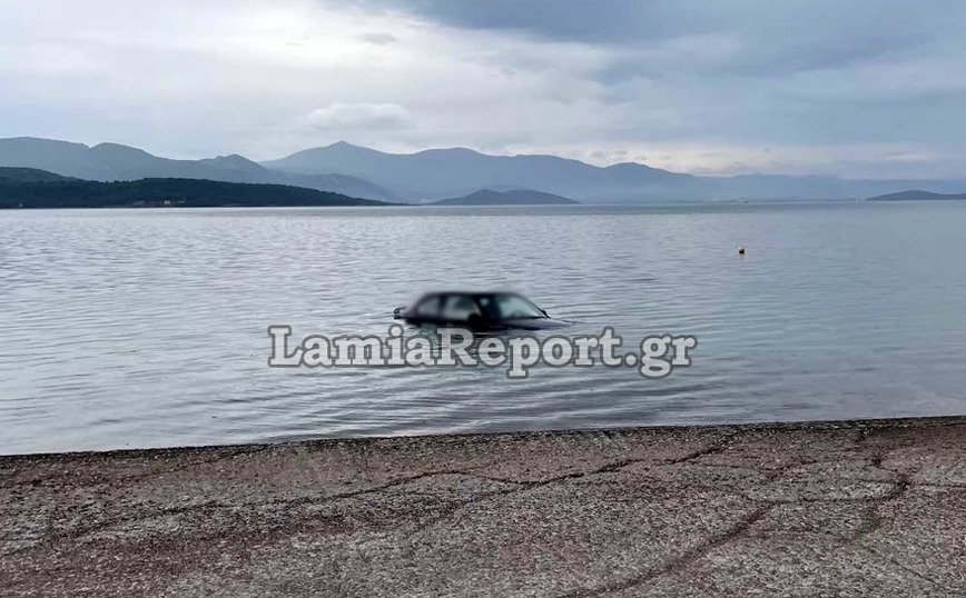 Φθιώτιδα: Αυτοκίνητο έπεσε στη θάλασσα – Δείτε φωτογραφίες και βίντεο