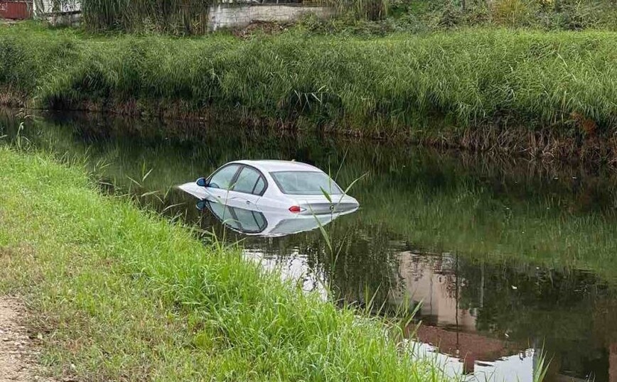 Αυτοκίνητο στα Τρίκαλα «βούτηξε» μέσα στο ποτάμι