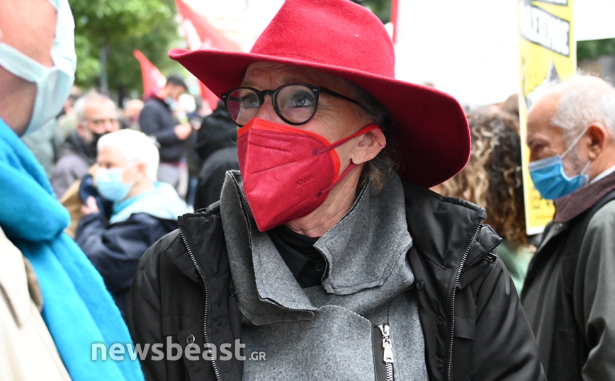 Ίνγκεμποργκ Μπέουχελ: Πήγε σε πορεία για το Πολυτεχνείο με το κόκκινο καπέλο της