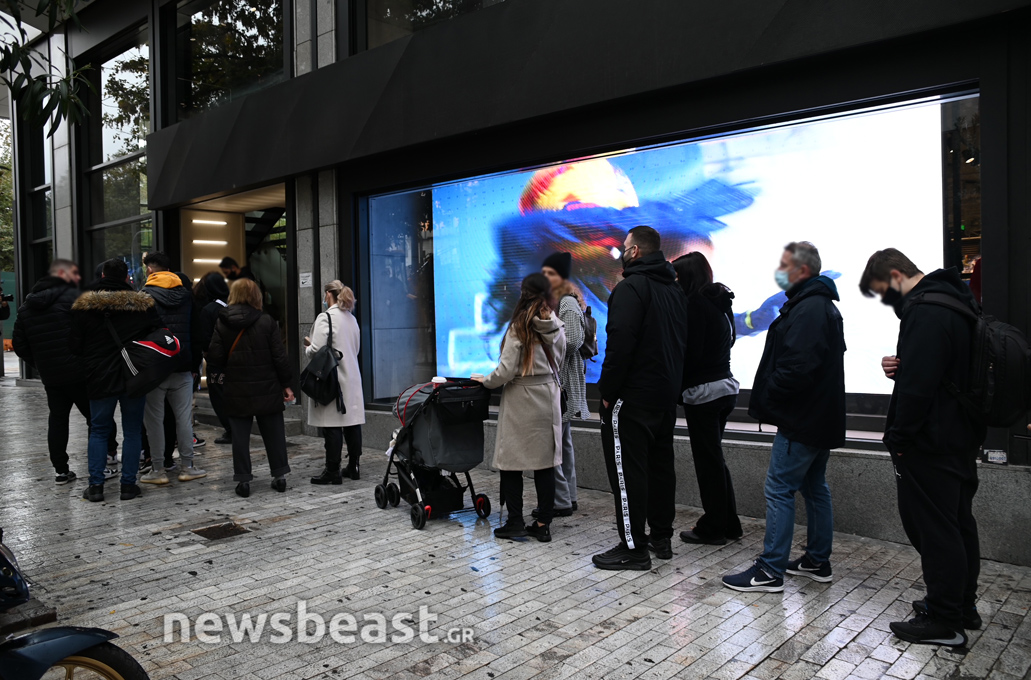 Black Friday 2021: Ουρές και έλεγχοι στα καταστήματα της Ερμού &#8211; Οι καταναλωτές περιμένουν για τις προσφορές