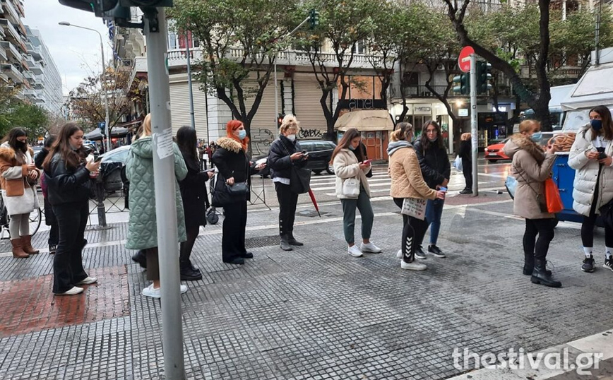 Θεσσαλονίκη: “Ουρές” από νωρίς το πρωί σε πολυκαταστήματα για την Black Friday