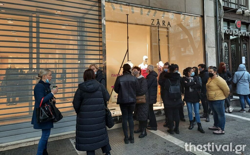 Θεσσαλονίκη: “Ουρές” από νωρίς το πρωί σε πολυκαταστήματα για την Black Friday