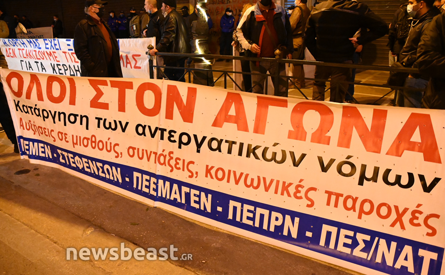 Διαμαρτυρία στο υπουργείο εργασίας Διαμαρτυρία στο υπουργείο εργασίας