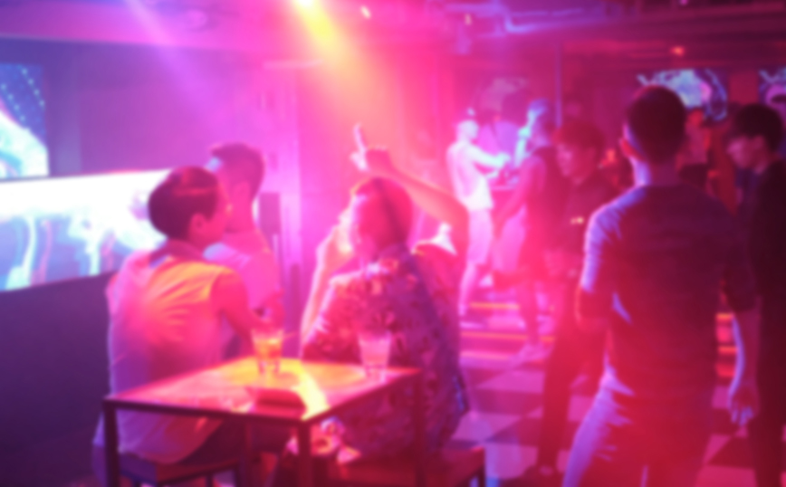 Γιατί ο δήμος του Παρισιού αγοράζει και διασώζει ένα γκέι μπαρ