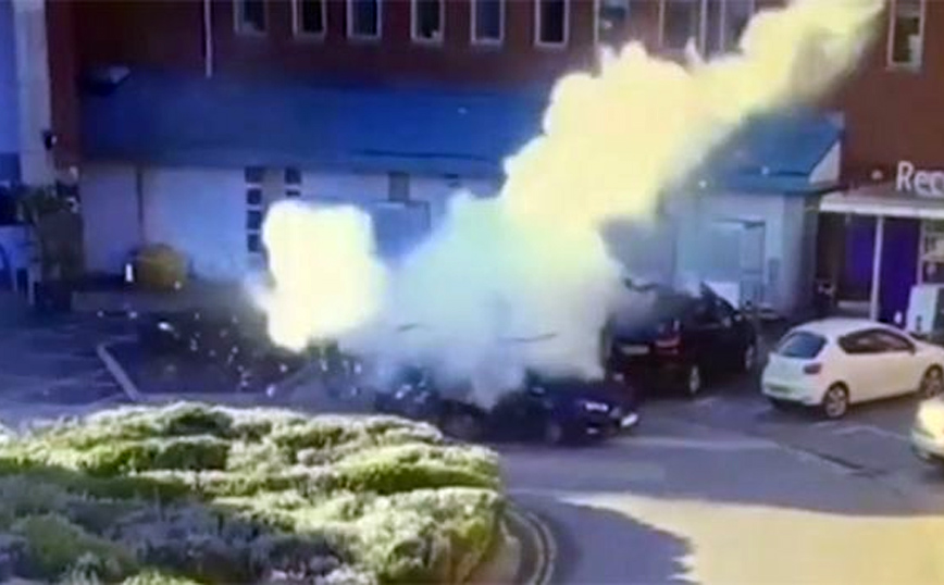 H τρομακτική σκηνή που το ταξί εκρήγνυται στο Λίβερπουλ: Ο οδηγός κλείδωσε τον δράστη στο όχημα