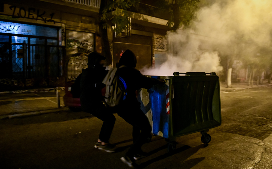 Φωτιές σε κάδους στα Εξάρχεια – Προσαγωγές από την αστυνομία