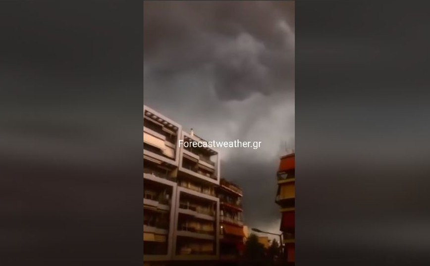 Καιρός: Εντυπωσιακό βίντεο με την καταιγίδα στην Αττική – Μαύρα σύννεφα σκέπασαν τον ουρανό